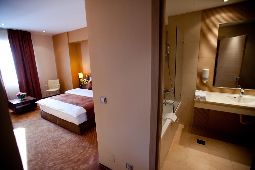 Top Rooms Aparthotel Bukares Bagian luar foto